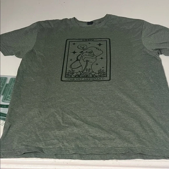 Gildan Large Green Short Sleeve Graphic The Vet Assistant Tarot Card T Short - Picture 1 of 5